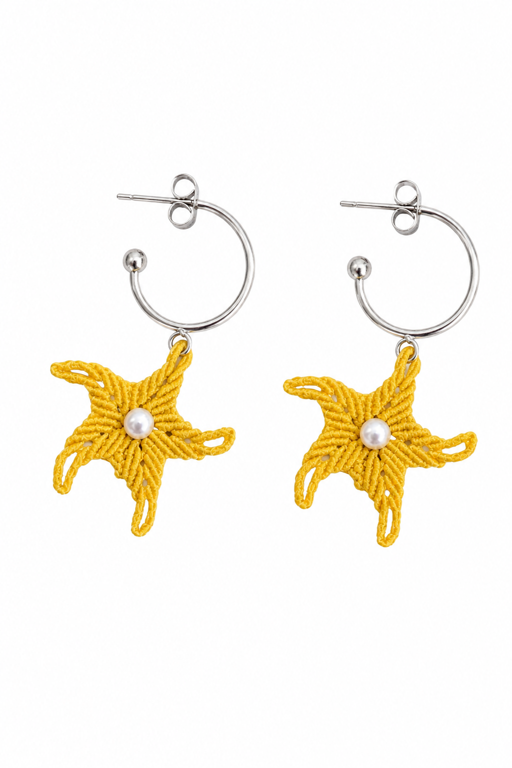 Boucles d'oreilles Merea, étoile de mer en micro-macramé jaune moutarde sur créoles acier inoxydable, fait main en Belgique
