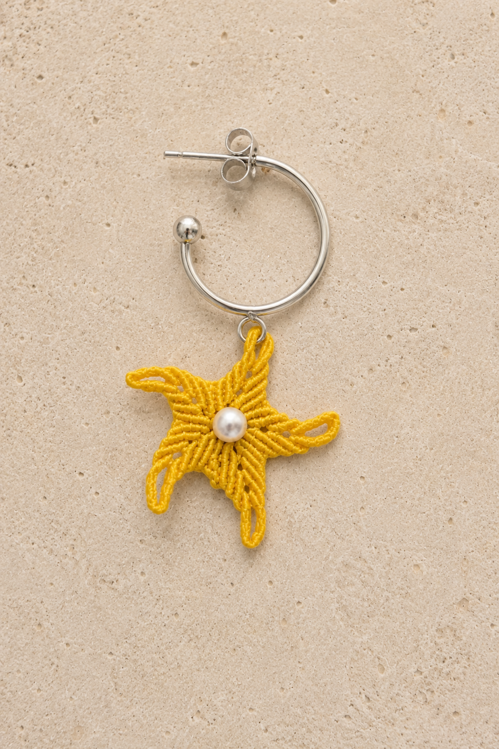 Boucle d'oreille étoile de mer micro-macramé jaune moutarde et perle de nacre sur pierre travertin
