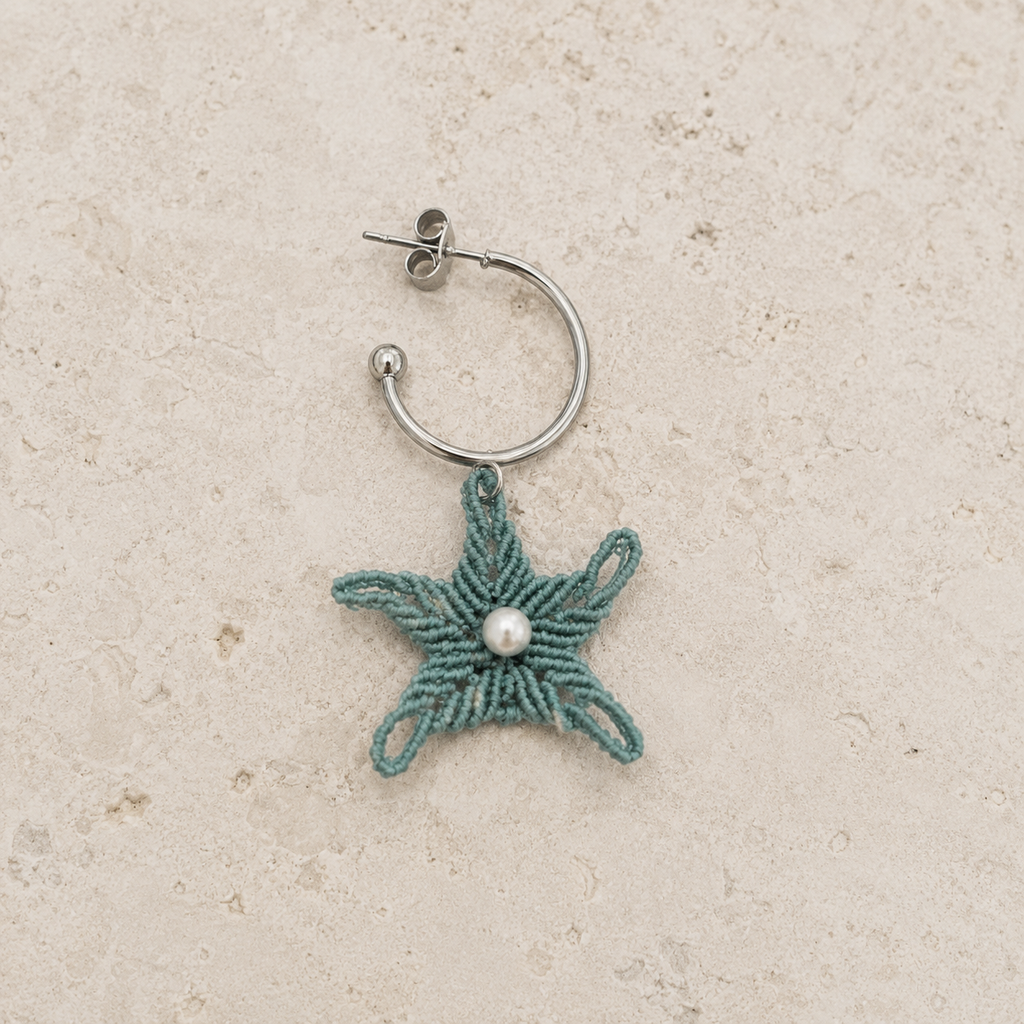 Boucle d'oreille Merea étoile de mer en micro-macramé vert d'eau, créole acier inoxydable et perle de nacre
