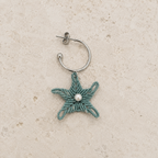 Boucle d'oreille Merea étoile de mer en micro-macramé vert d'eau, créole acier inoxydable et perle de nacre