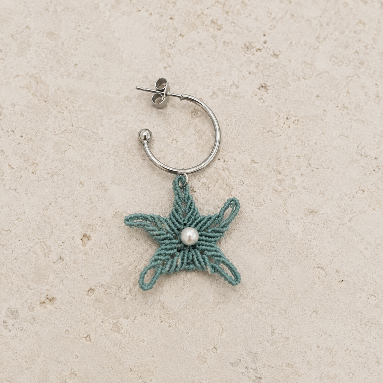 Boucle d'oreille Merea étoile de mer en micro-macramé vert d'eau, créole acier inoxydable et perle de nacre