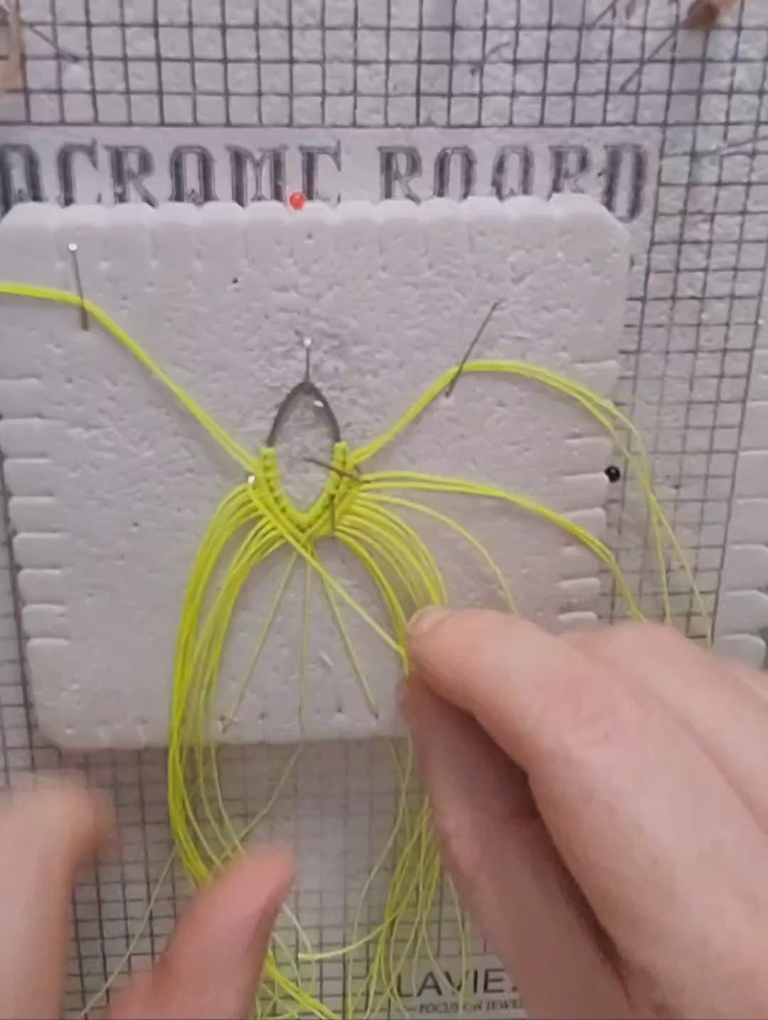 Boucles d'oreilles micro-macramé doré – Légères, fait main