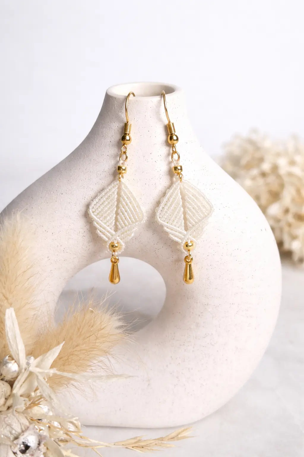 Boucles d’oreilles micro-macramé losange – Crochets dorés en acier inoxydable Micro Noeuds
