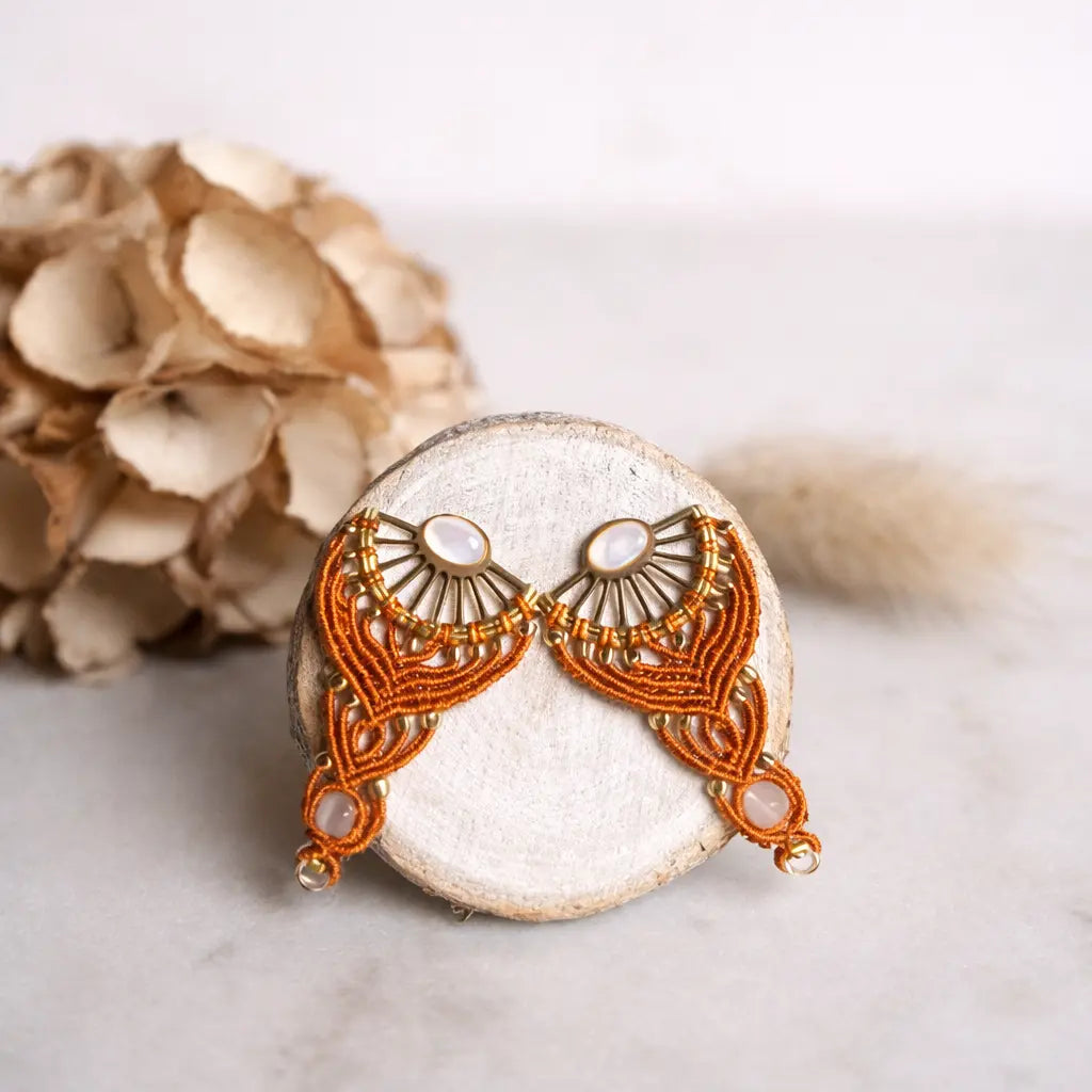 Boucles d'oreilles éventail micro-macramé – Pierre de lune, doré Micro Noeuds