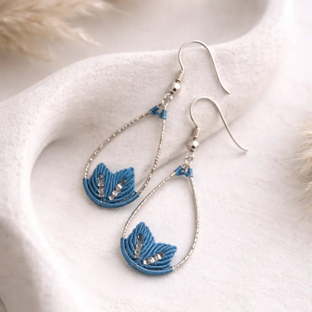 Boucles d’oreilles micro-macramé motif feuille – Crochets argent 925 & perle Micro Noeuds