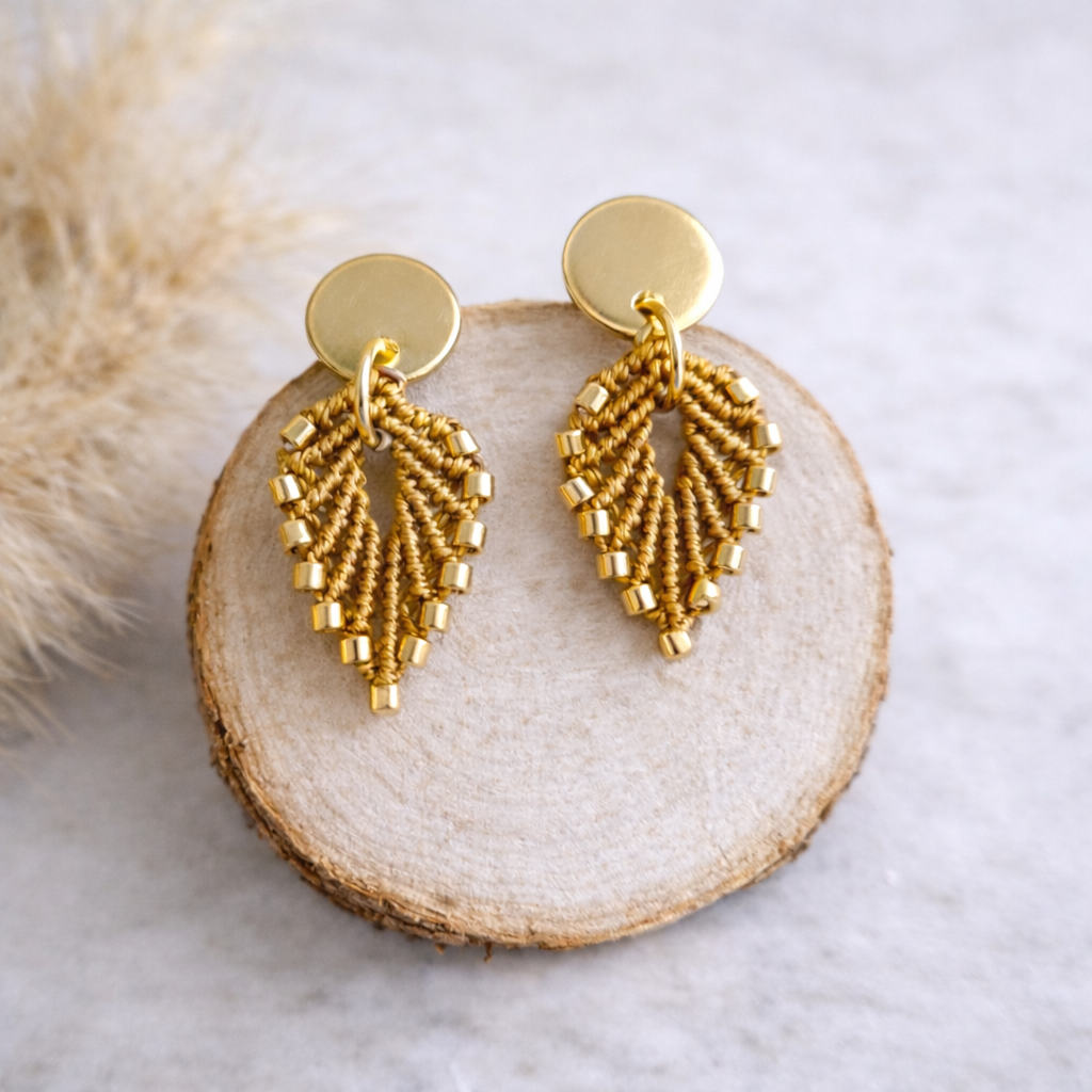 Boucles d'oreilles feuille micro-macramé argenté – Fait main Micro Noeuds