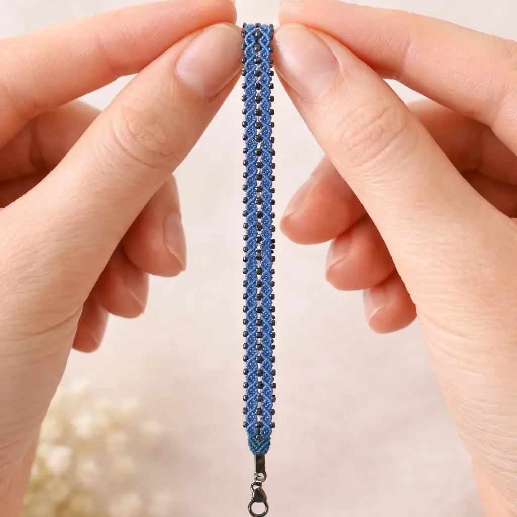 Bracelet Fleuri – micro-macramé rose & vert-LINEA Micro Noeuds