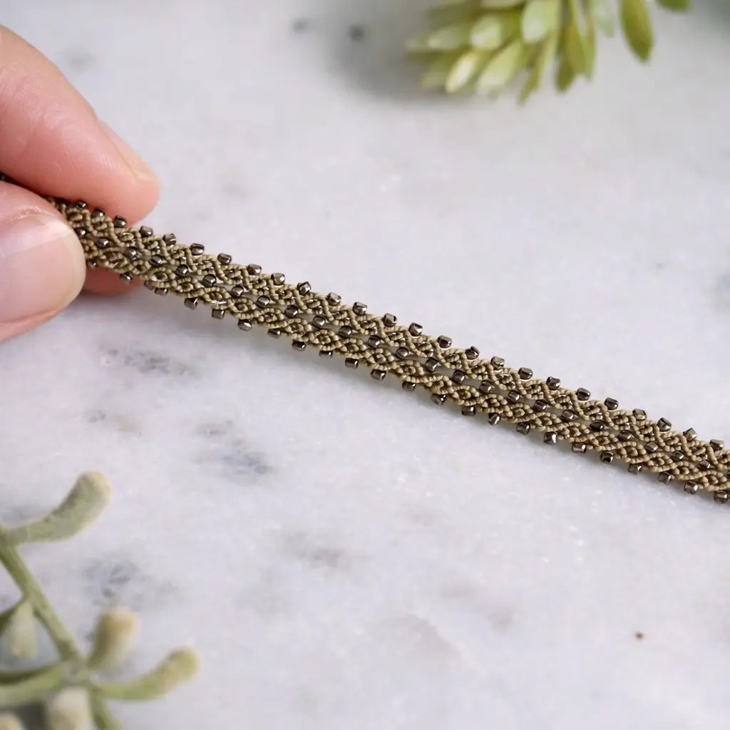 Bracelet Fleuri – micro-macramé rose & vert-LINEA Micro Noeuds