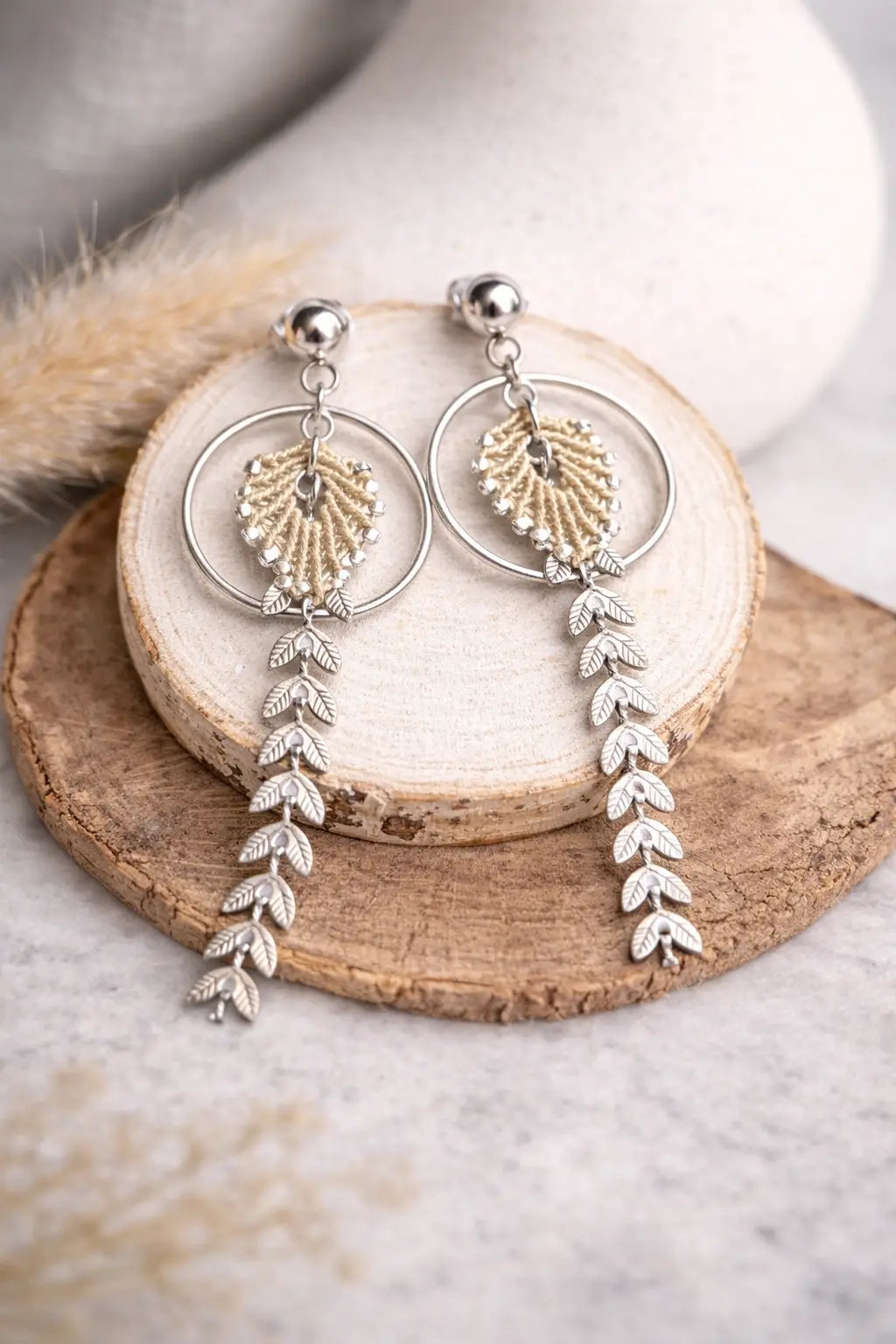 Boucles d'oreilles feuille micro-macramé doré – Légères, fait main Micro Noeuds