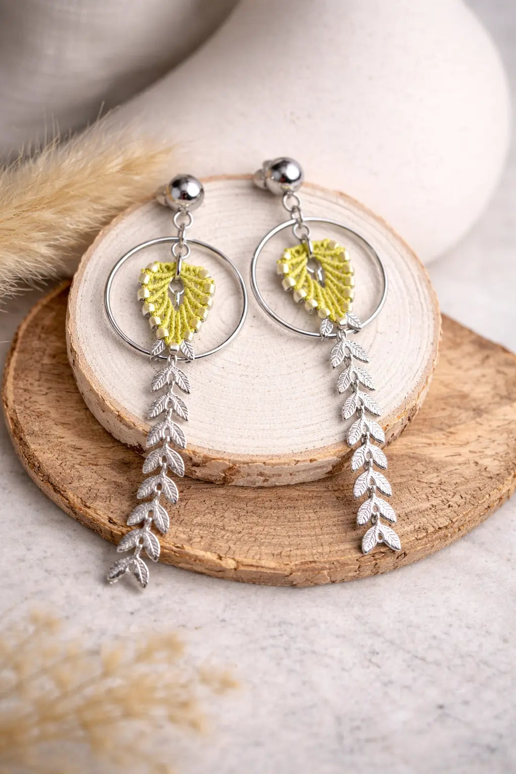 Boucles d'oreilles feuille micro-macramé doré – Légères, fait main Micro Noeuds