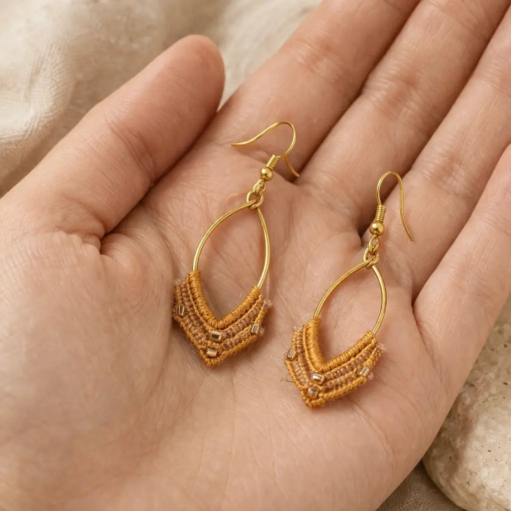 Boucles d’oreilles micro-macramé navette bohème ELYNA Micro Noeuds