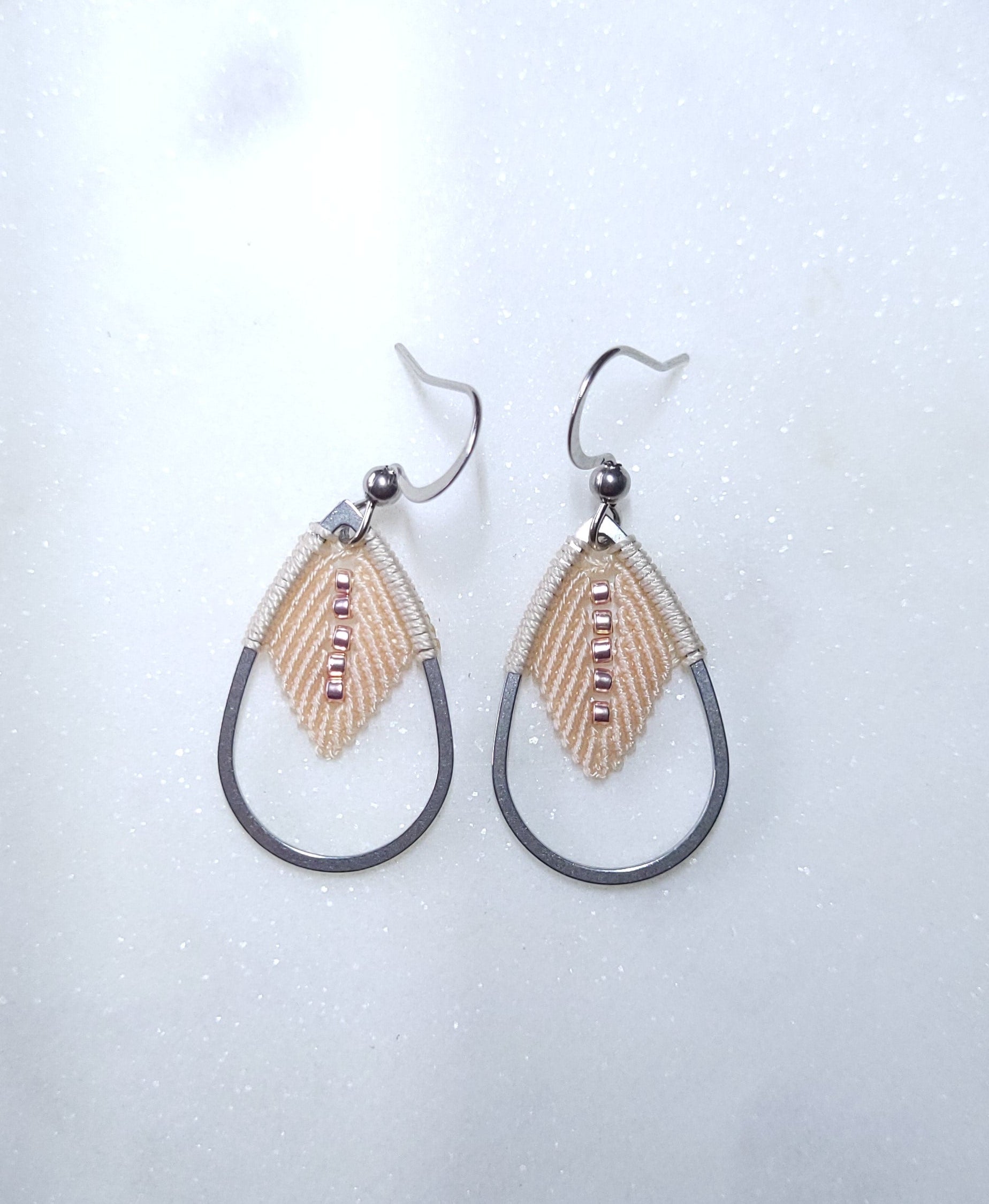 Boucles d'oreilles micro-macramé acier inoxydable légères fait main
