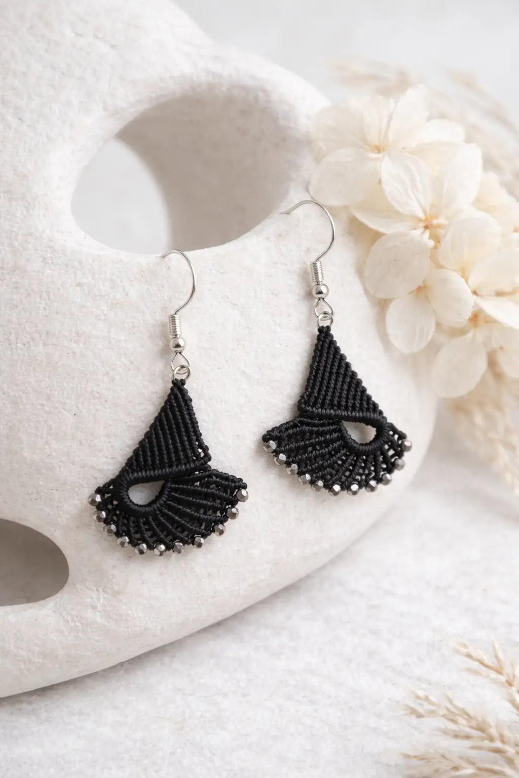 Boucles d’oreilles en micro-macramé – Bijou léger artisanal acier inoxydable – Style bohème chic naturel Micro Noeuds