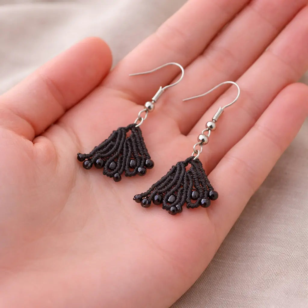 Boucles d’oreilles micro-macramé éventail – Crochets en acier inoxydable OPHEA Micro Noeuds