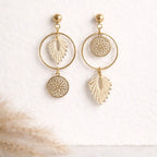 Boucles d'oreilles pendantes micro-macramé – Médaillon doré Micro Noeuds