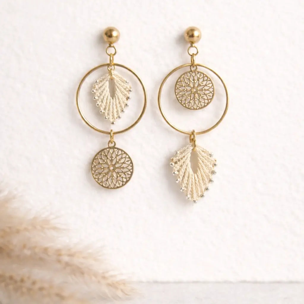 Boucles d'oreilles pendantes micro-macramé – Médaillon doré Micro Noeuds