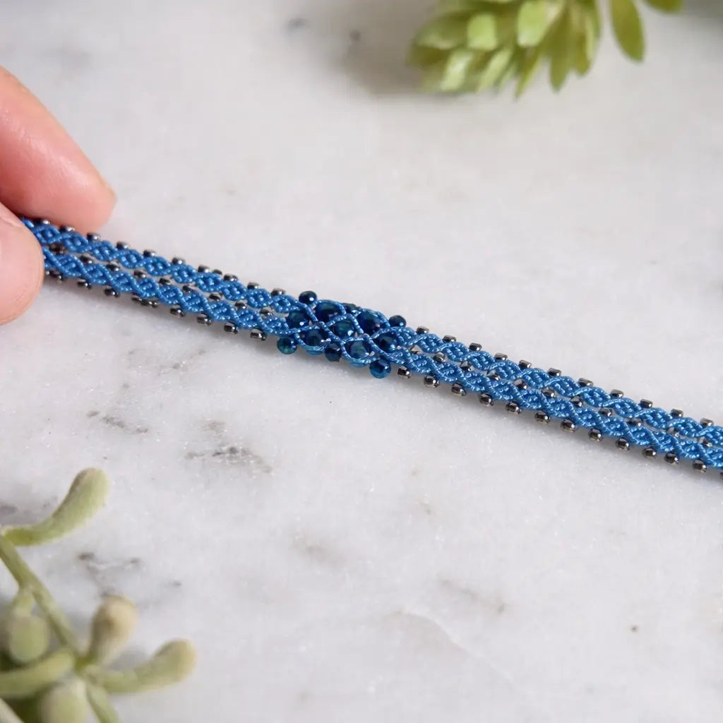 Bracelet Fleuri – micro-macramé rose & vert-LINEA Micro Noeuds