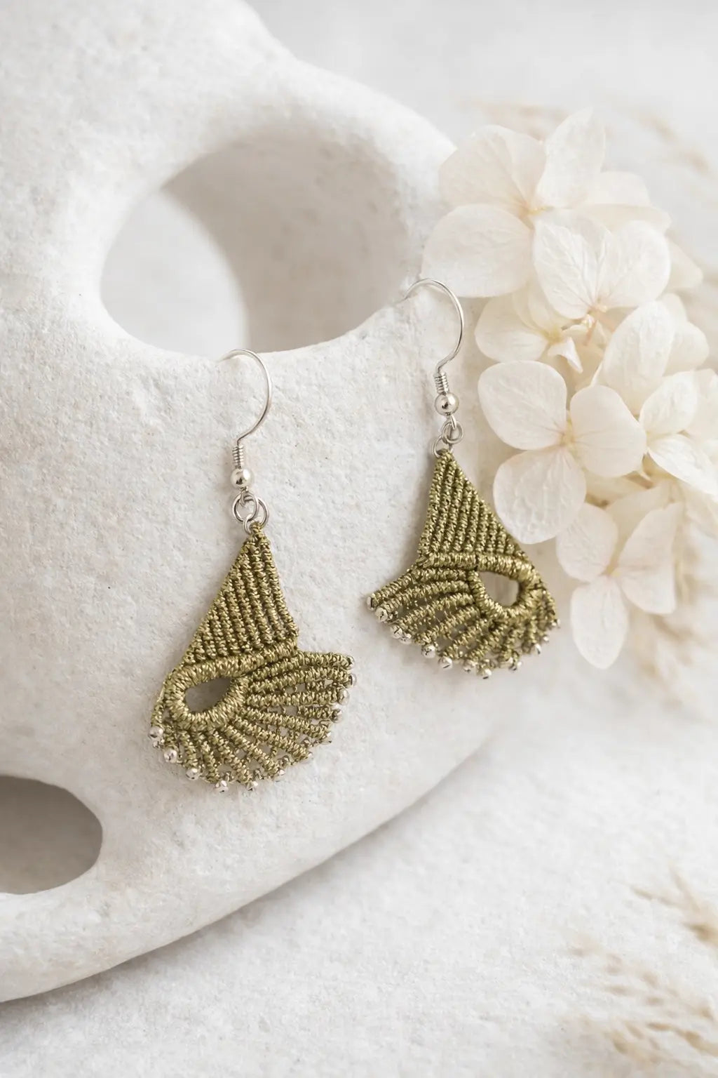 Boucles d’oreilles en micro-macramé – Bijou léger artisanal acier inoxydable – Style bohème chic naturel Micro Noeuds