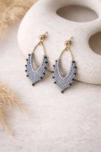Boucles d’oreilles navette en micro-macramé “Lumière bohème” – légères & personnalisables Micro Noeuds