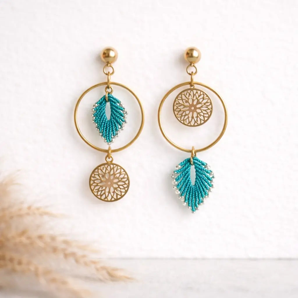 Boucles d'oreilles pendantes micro-macramé – Médaillon doré Micro Noeuds