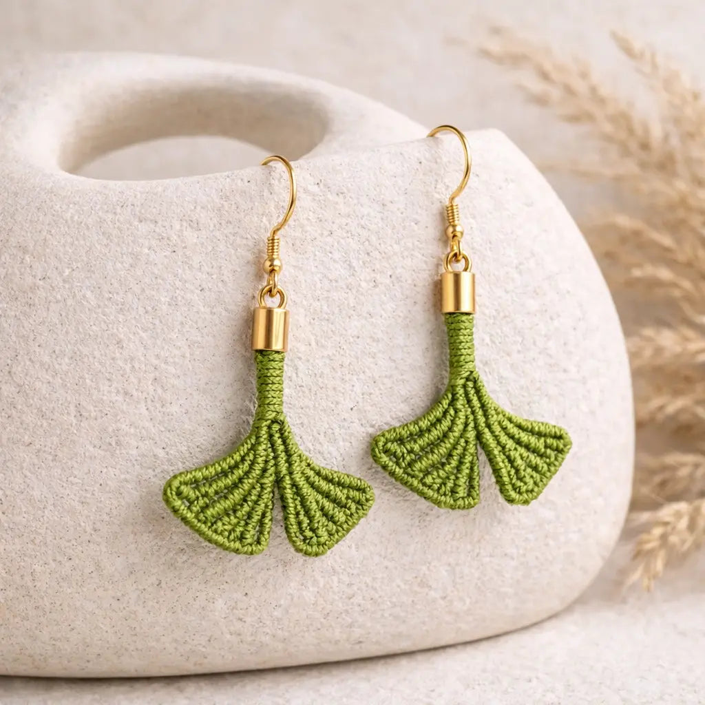 Boucles d’oreilles Feuille Ginkgo – micro-macramé vert-GINK ORA Micro Noeuds