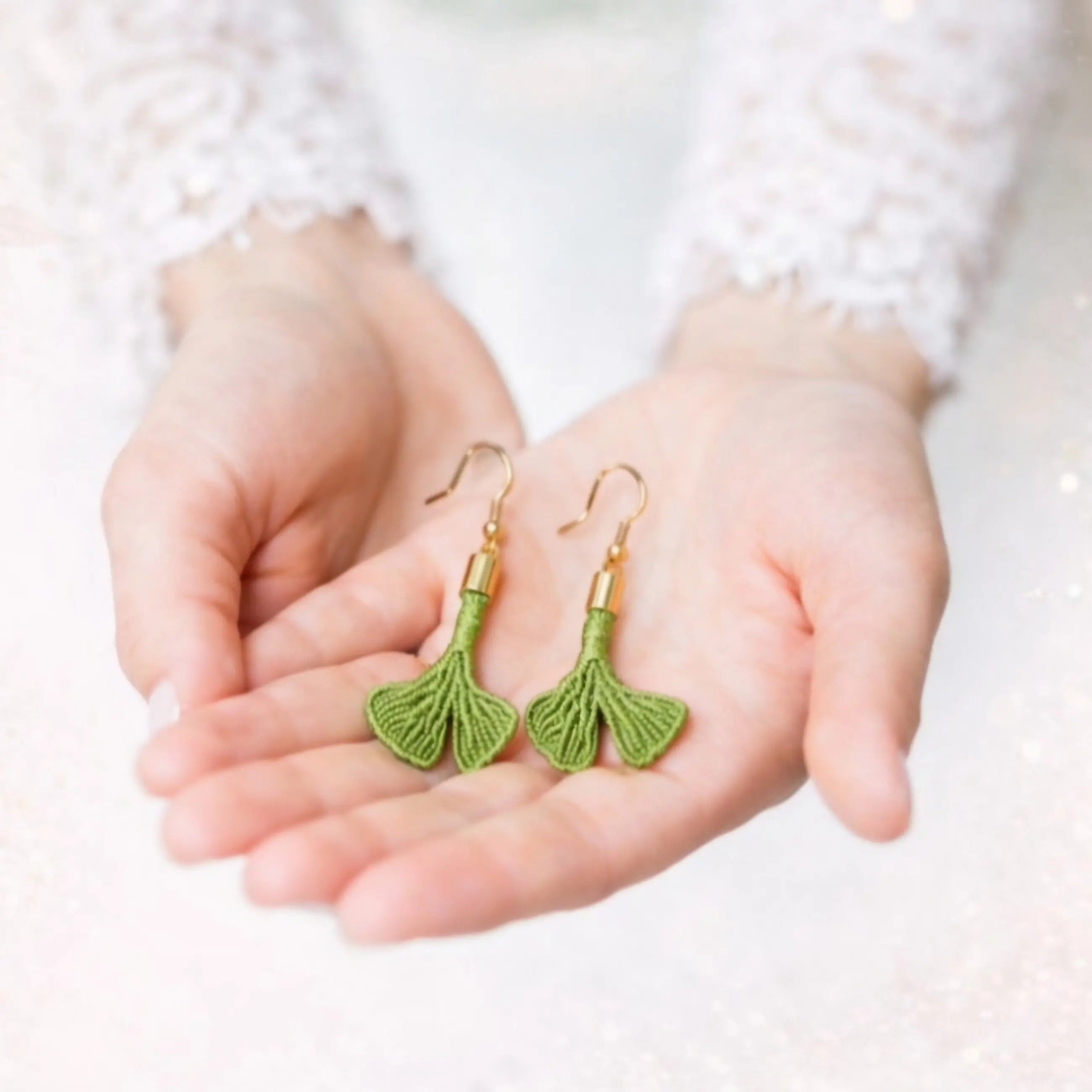 Boucles d’oreilles feuille en micro-macramé vert – Bijou artisanal doré, légères et faites main Micro Noeuds