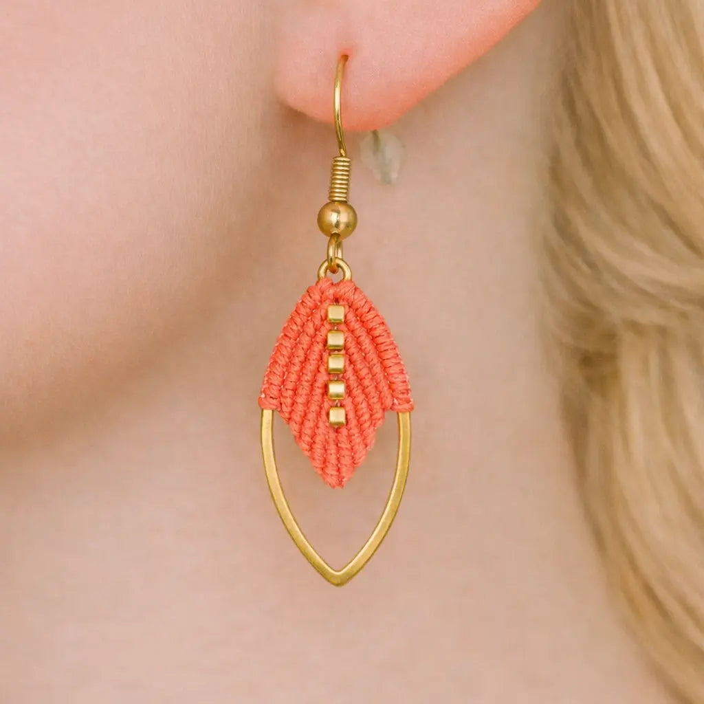 Boucles micro-macramé feuille navette Oraya portées oreille corail