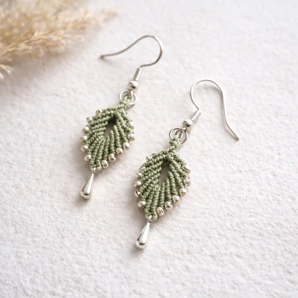 Boucles d'oreilles flamme micro-macramé doré – Légères, fait main Micro Noeuds