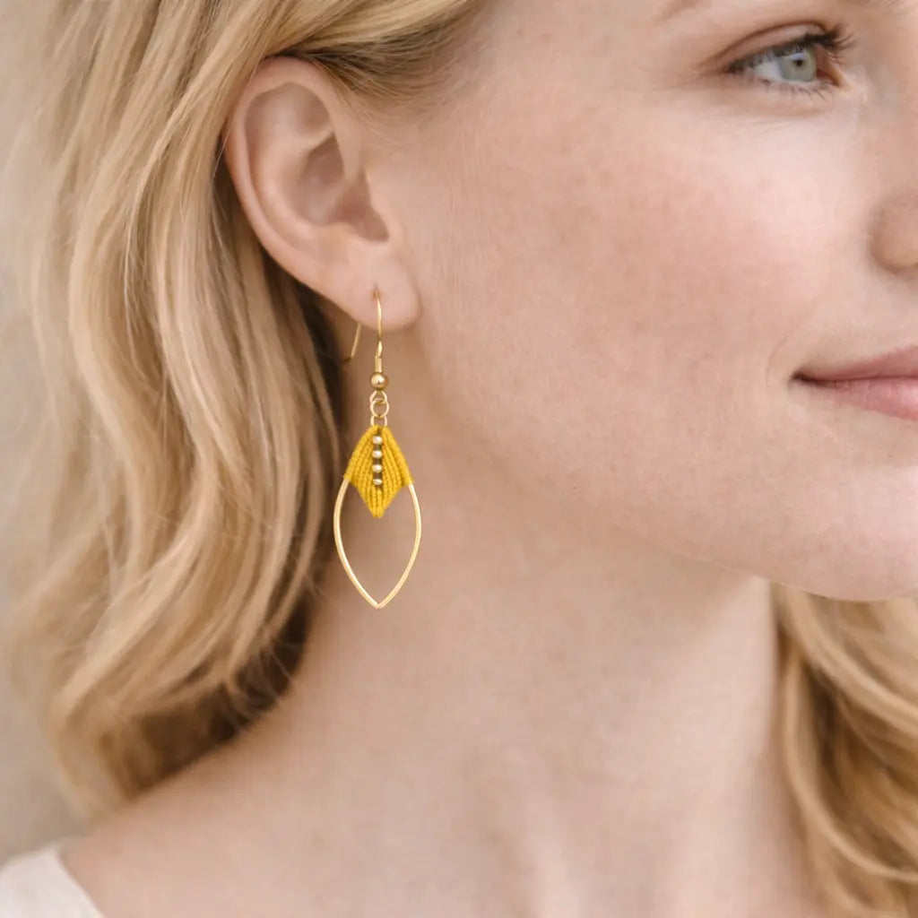 Boucles d'oreilles navette micro-macramé doré – Légères, fait main Micro Noeuds