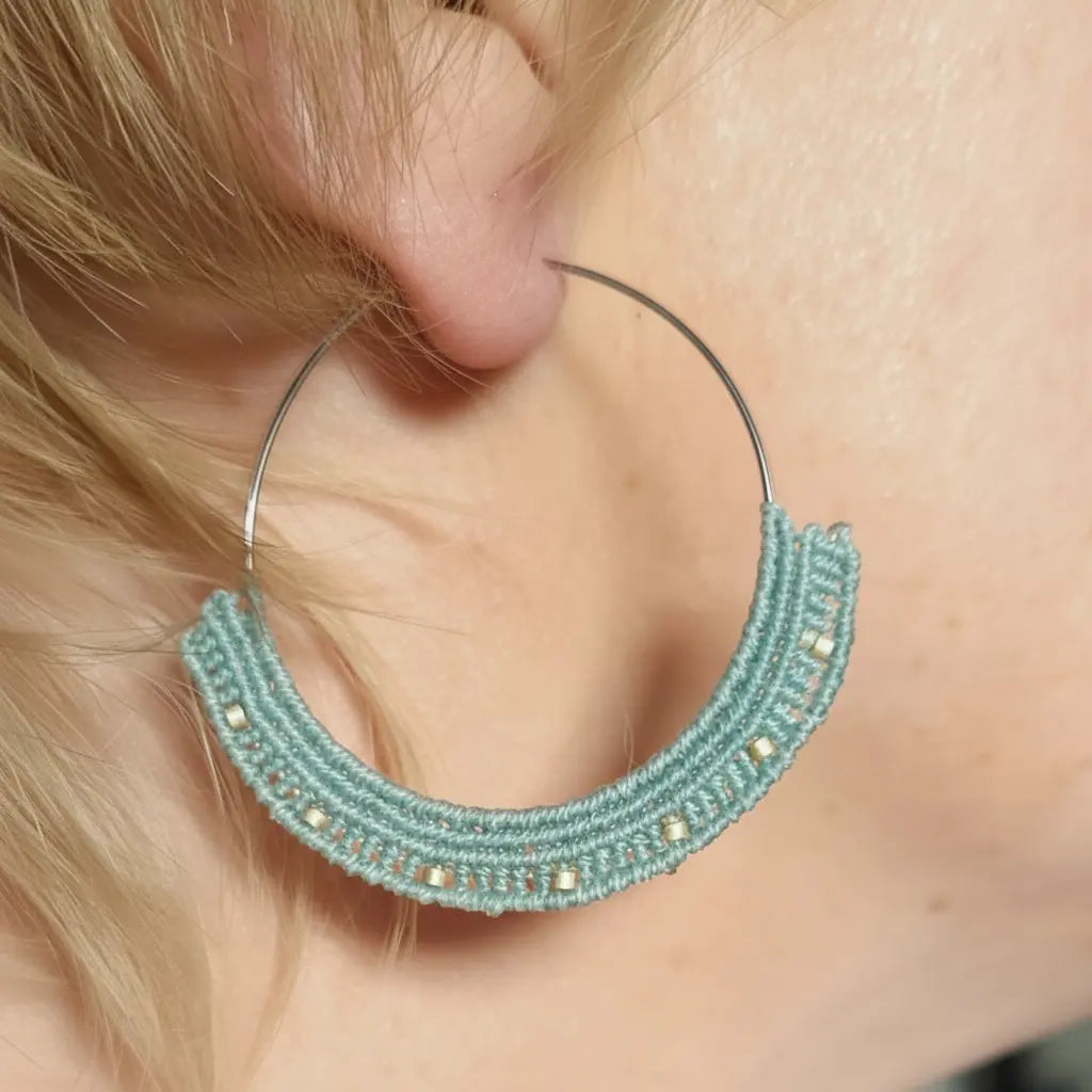 Boucles d’oreilles micro-macramé créoles ELUNA Micro Noeuds