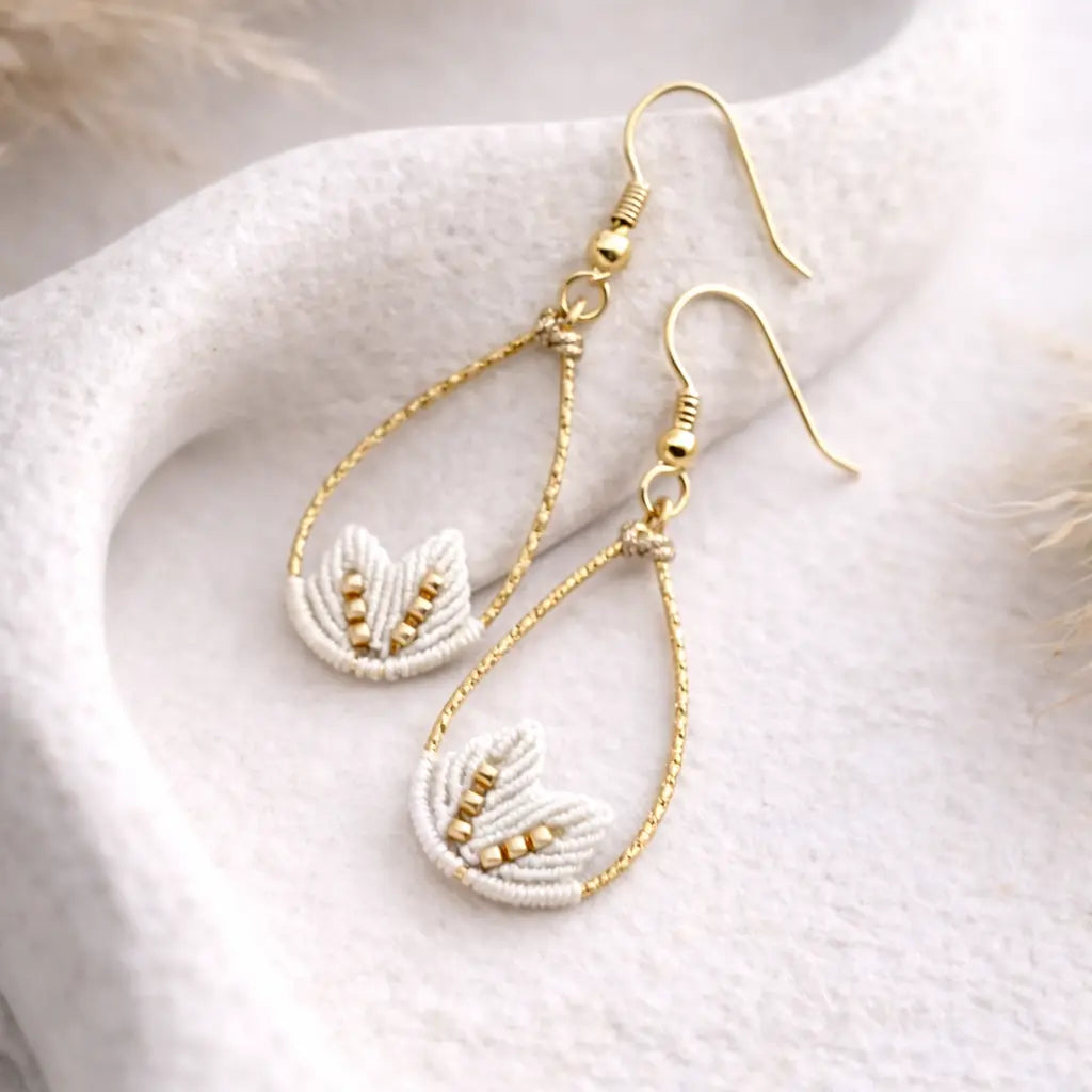 Boucles d’oreilles micro-macramé motif feuille – Crochets argent 925 & perle Micro Noeuds