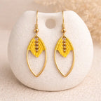 Boucles d’oreilles micro-macramé feuille navette Oraya vue produit fond pierre