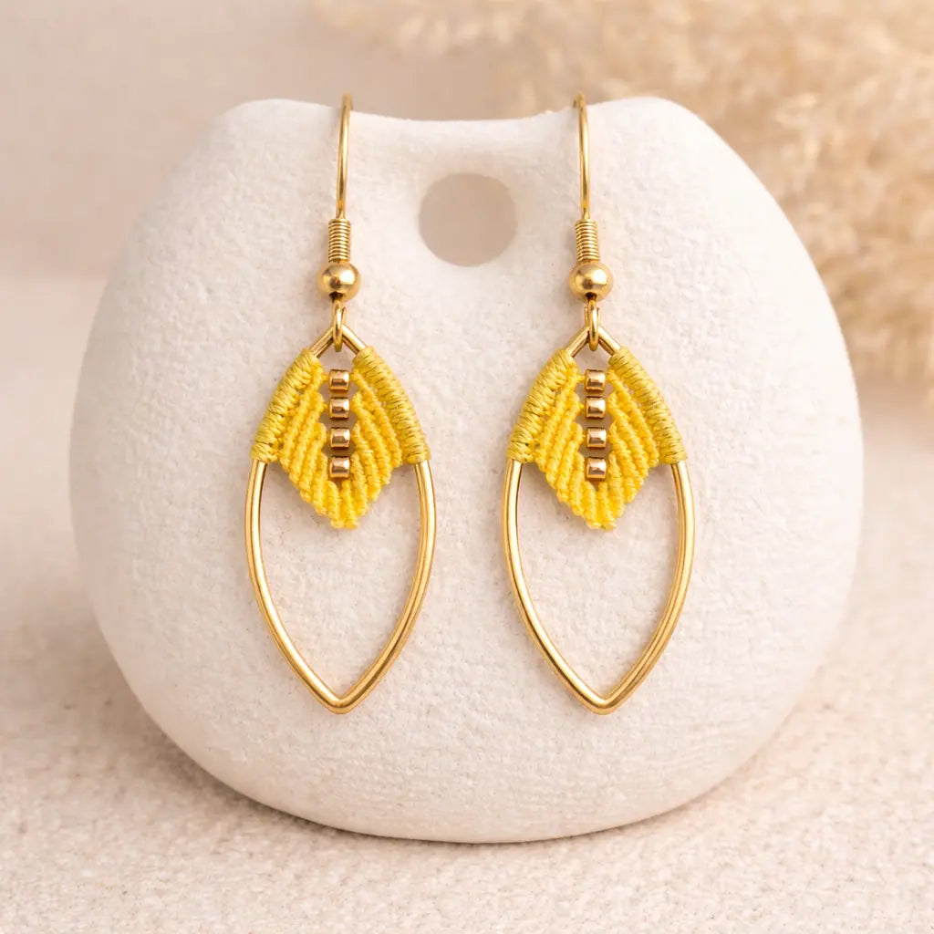 Boucles d’oreilles micro-macramé feuille navette Oraya vue produit fond pierre