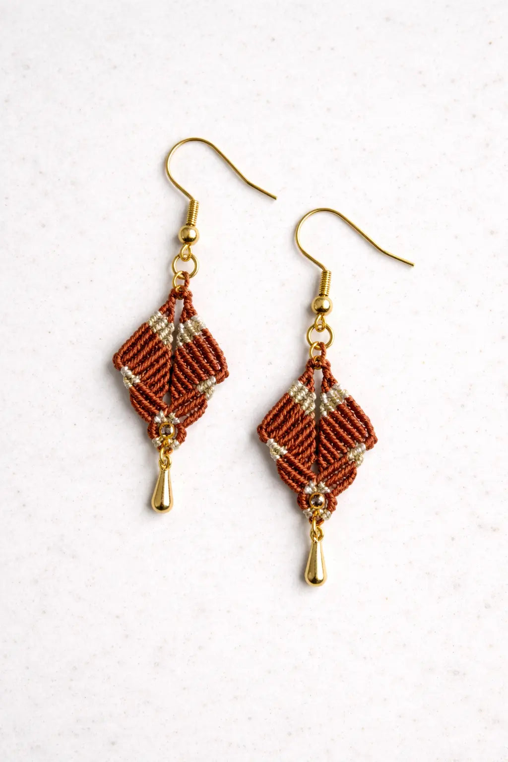 Boucles d’oreilles micro-macramé losange – Crochets dorés en acier inoxydable Micro Noeuds