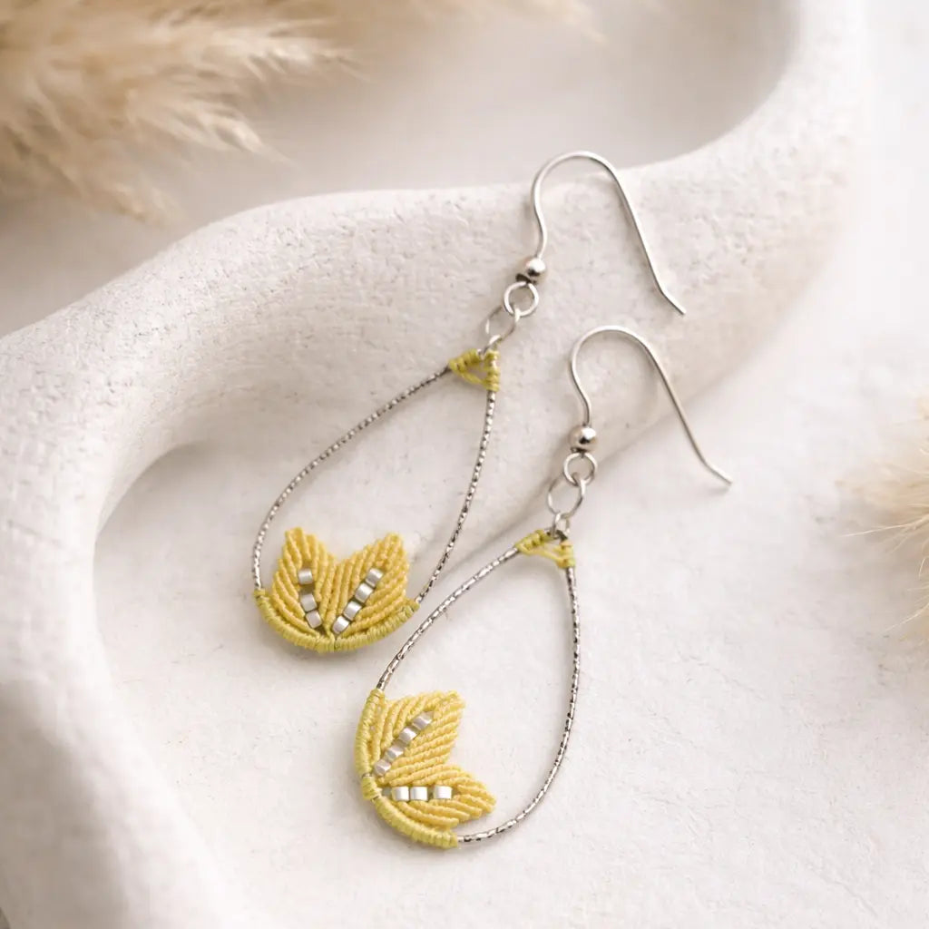 Boucles d’oreilles micro-macramé motif feuille – Crochets argent 925 & perle Micro Noeuds