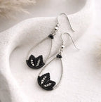Boucles d’oreilles micro-macramé motif feuille – Crochets argent 925 & perle Micro Noeuds