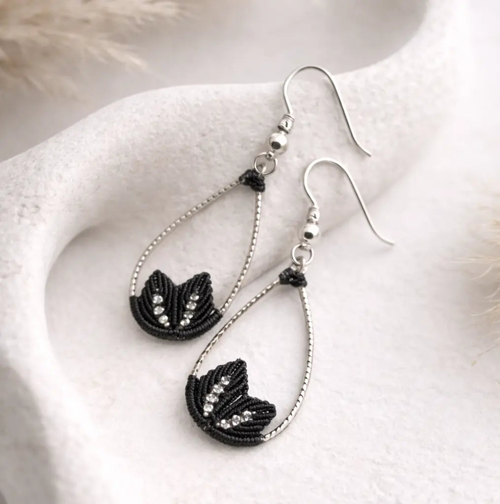 Boucles d’oreilles micro-macramé motif feuille – Crochets argent 925 & perle Micro Noeuds