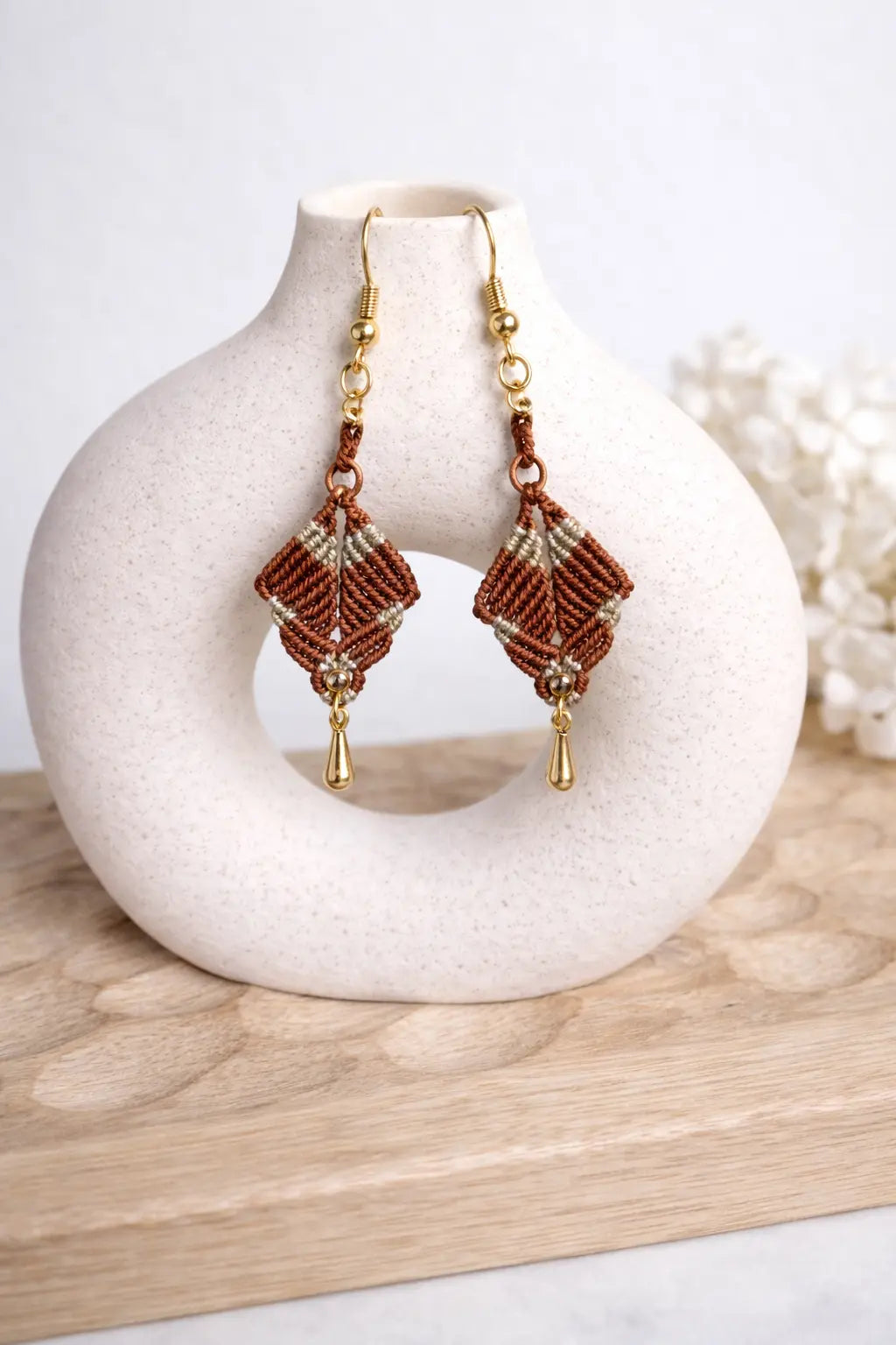 Boucles d’oreilles micro-macramé losange – Crochets dorés en acier inoxydable Micro Noeuds