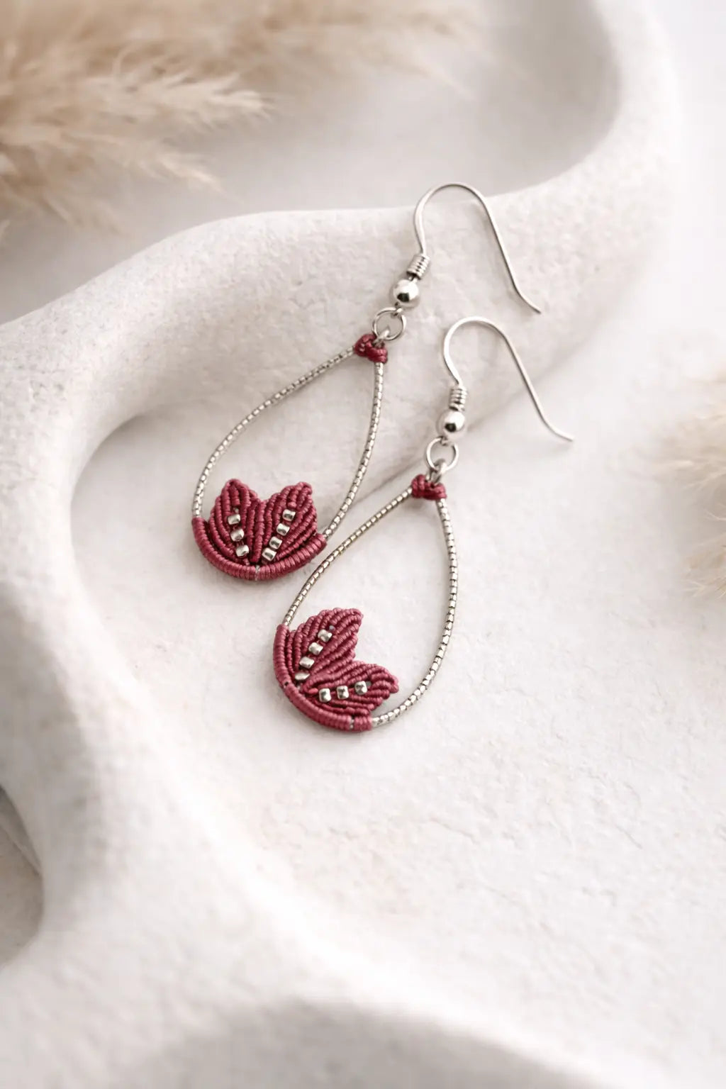 Boucles d’oreilles micro-macramé motif feuille – Crochets argent 925 & perle Micro Noeuds