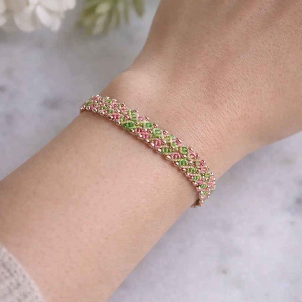 Bracelet Fleuri – micro-macramé rose & vert-LINEA Micro Noeuds