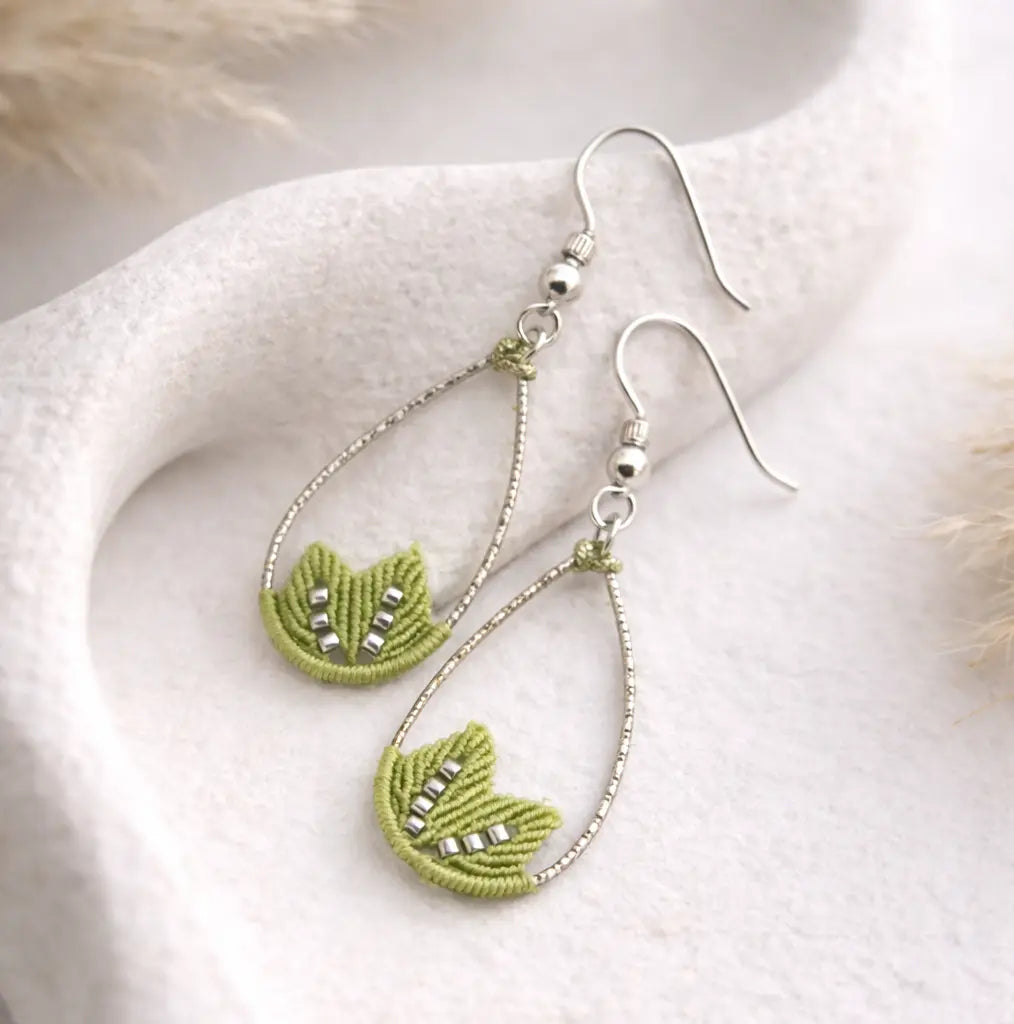 Boucles d’oreilles micro-macramé motif feuille – Crochets argent 925 & perle Micro Noeuds