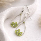 Boucles d’oreilles micro-macramé motif feuille – Crochets argent 925 & perle Micro Noeuds