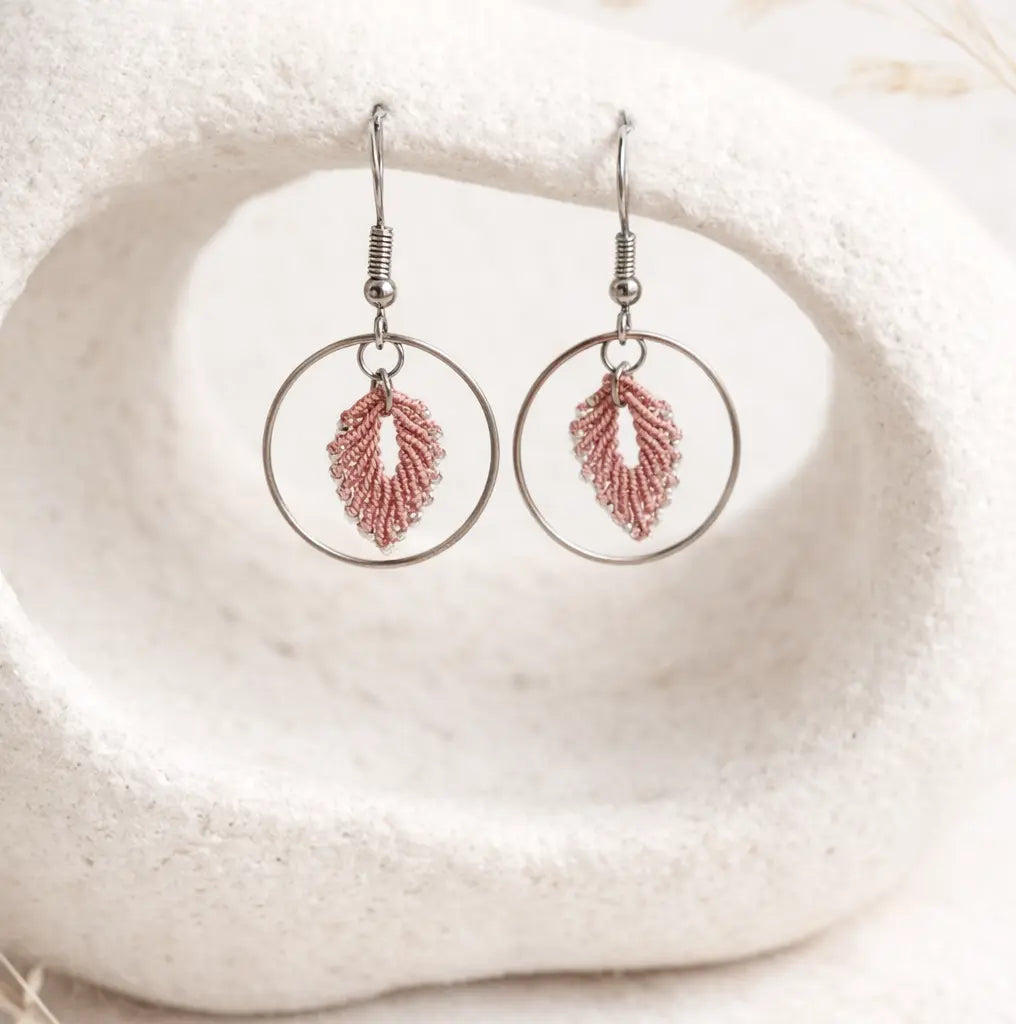 Boucles d’oreilles micro-macramé – Acier inoxydable & fil nylon Micro Noeuds