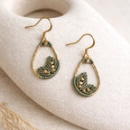 Boucles d’oreilles micro-macramé motif feuille – Crochets argent 925 & perle Ma boutique