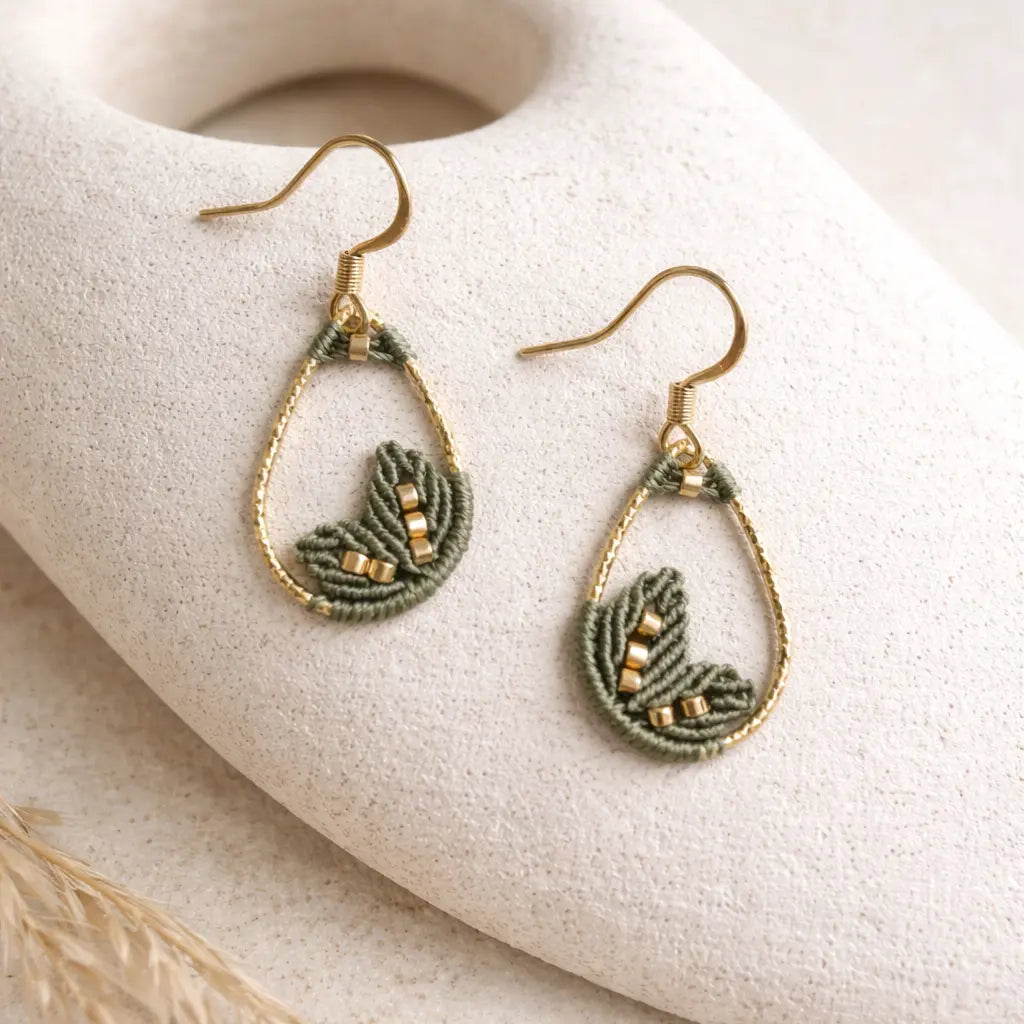 Boucles d’oreilles micro-macramé motif feuille – Crochets argent 925 & perle Ma boutique