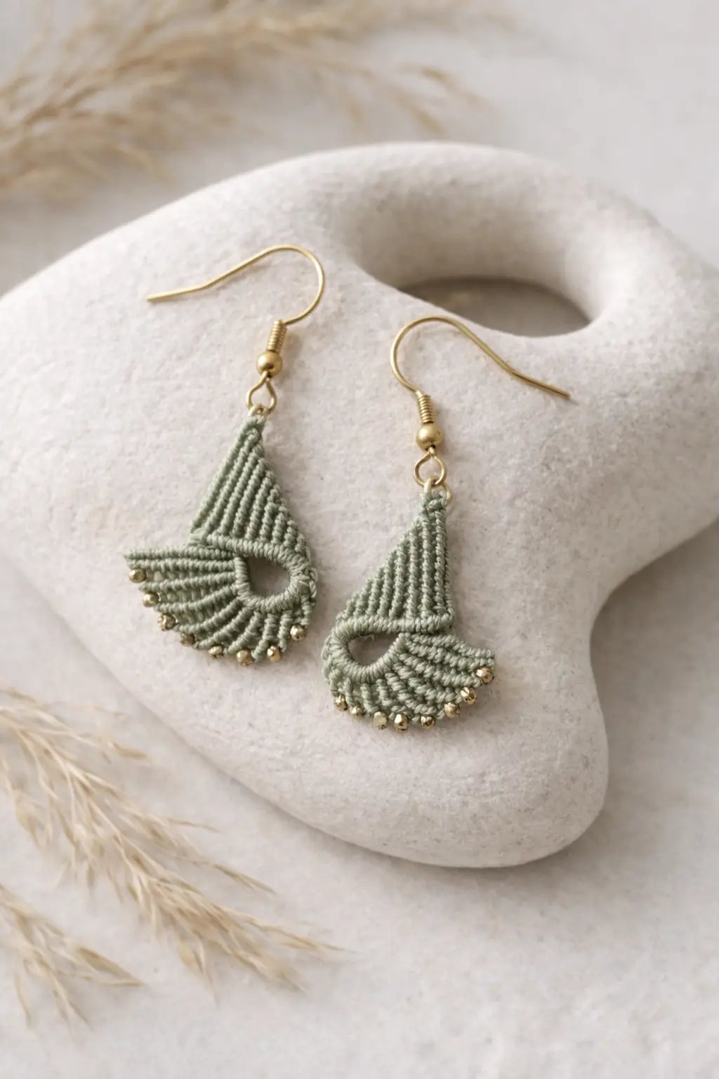 Boucles d’oreilles en micro-macramé – Bijou léger artisanal acier inoxydable – Style bohème chic naturel Micro Noeuds