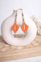 Boucles d’oreilles micro-macramé losange – Crochets dorés en acier inoxydable Micro Noeuds