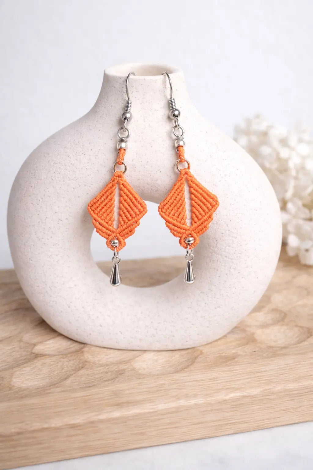 Boucles d’oreilles micro-macramé losange – Crochets dorés en acier inoxydable Micro Noeuds