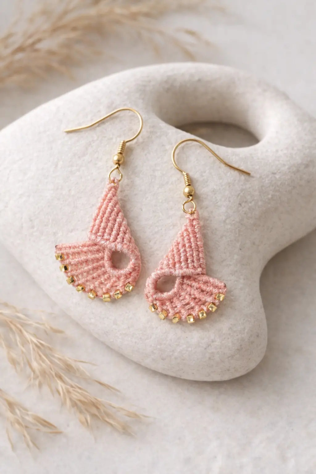 Boucles d’oreilles en micro-macramé – Bijou léger artisanal acier inoxydable – Style bohème chic naturel Micro Noeuds