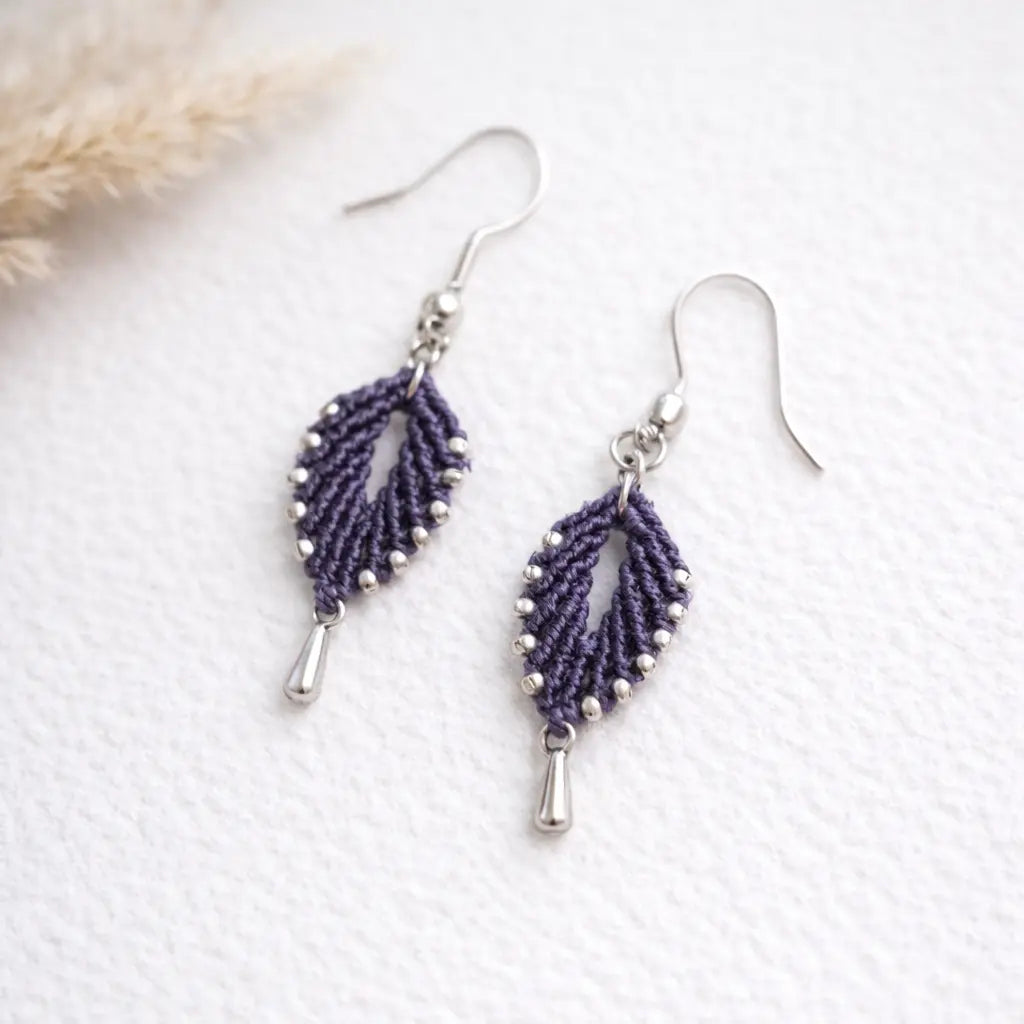 Boucles d'oreilles flamme micro-macramé doré – Légères, fait main Micro Noeuds